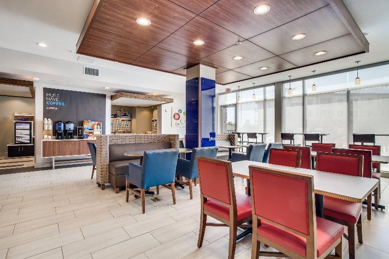 Holiday Inn Express & Suites - Denton South By Ihg Exterior photo